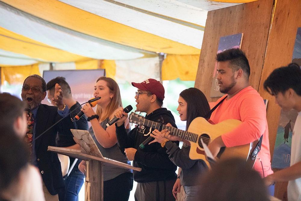 学生 singing inside tent